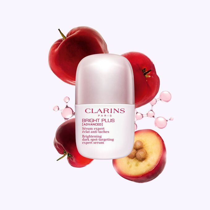 Plan produit du Sérum de niacinamide anti-imperfections Clarins placé à côté des fruits d’acérola et d’une molécule de niacinamide