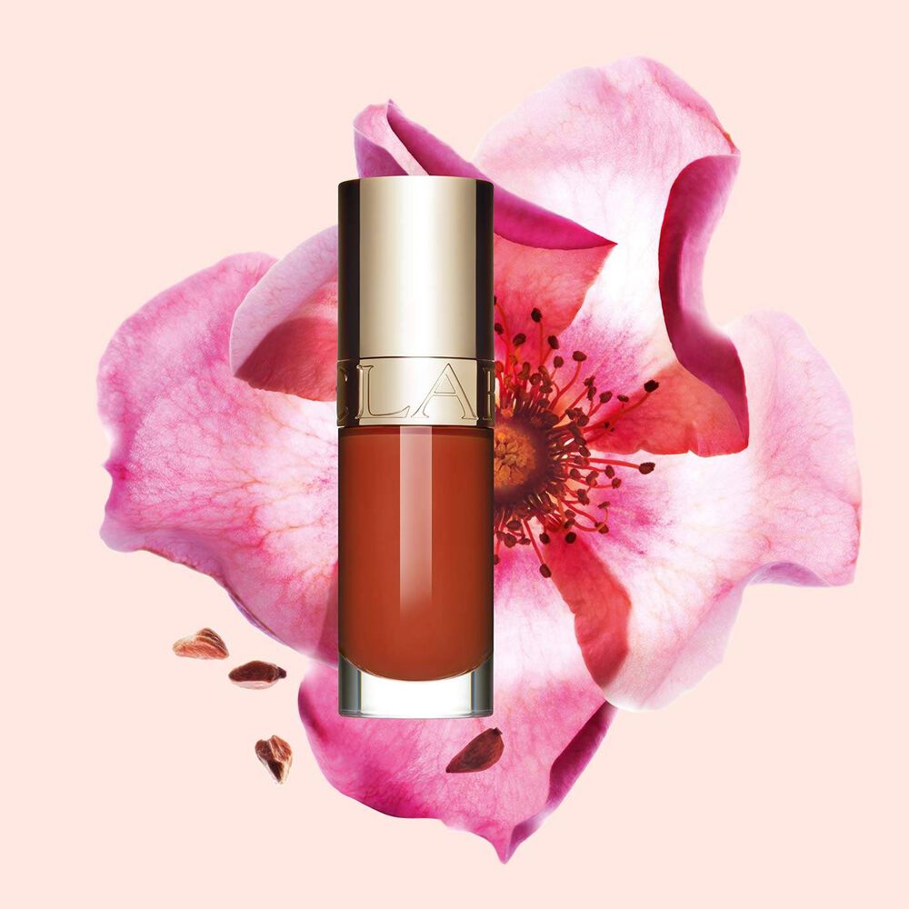 Lip Comfort Oil Clarins - &Eacute;dition Limit&eacute;e dans la teinte Brick vive, hydratante et r&eacute;paratrice pour des l&egrave;vres nourries tout au long de la journ&eacute;e.