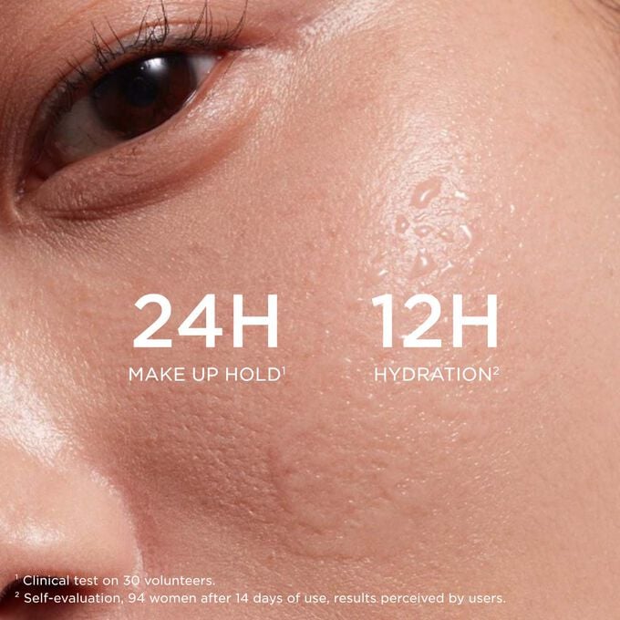 Focus on woman&rsquo;s cheek applying Love Collection Fix Make-up Spray, highlighting 24H makeup hold and 12H hydration effects