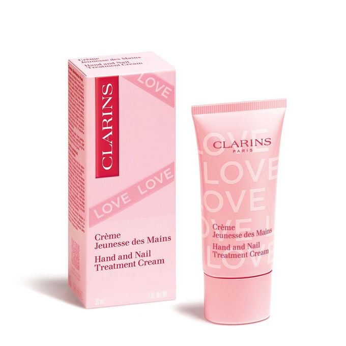 Plan produit de la cr&egrave;me pour les mains en &eacute;dition limit&eacute;e de la collection Love et de son packaging pour mettre en avant les couleurs &eacute;clatantes et le design &eacute;l&eacute;gant