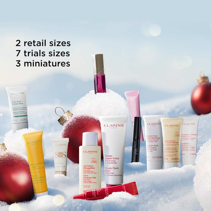Packshot af 12 Days Makeup julekalender med 2 produkter i fuld størrelse, 7 prøvestørrelser og 3 minis fra Clarins' essentials sortiment