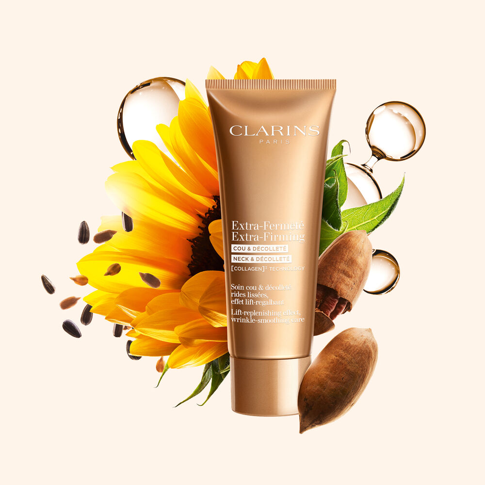 Plan produit de la Cr&egrave;me Extra-Firming Neck & D&eacute;collet&eacute; Clarins entour&eacute;e de collag&egrave;ne, noix de p&eacute;can et tournesol pour mettre en valeur ses ingr&eacute;dients cl&eacute;s.