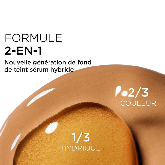 Gros plan sur le m&eacute;lange de deux textures : le s&eacute;rum et le fond de teint dans le fond de teint s&eacute;rum Clarins pour une couvrance nouvelle g&eacute;n&eacute;ration