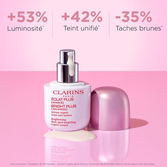 Gros plan sur le s&eacute;rum expert &eacute;clat anti-taches Clarins, avec un texte qui souligne ses effets : renforce l&rsquo;&eacute;clat et att&eacute;nue les taches.