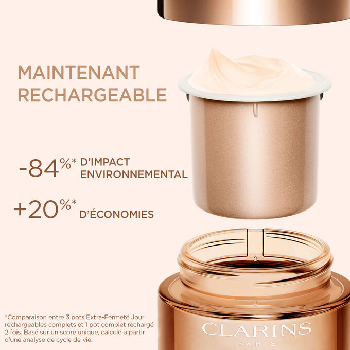 Gros plan sur l&rsquo;emballage de la Cr&egrave;me Extra-Firming Jour qui est rechargeable pour illustrer que c&rsquo;est une option durable et &eacute;conomique.