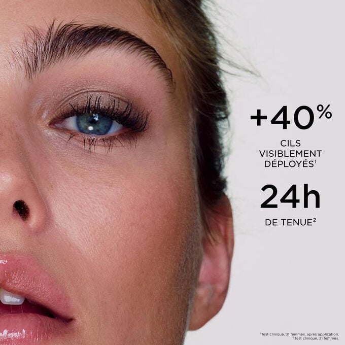 Gros plan sur les cils d&rsquo;une femme appliquant le Wonder Perfect 5D Mascara Clarins, pour montrer le volume, la courbure, la d&eacute;finition et l&rsquo;effet soin des cils.