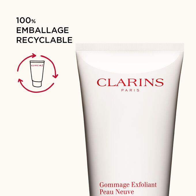 Gros plan sur le haut du Gommage Exfoliant Peau Neuve de Clarins, pour mettre en valeur que son emballage est 100 % recyclable