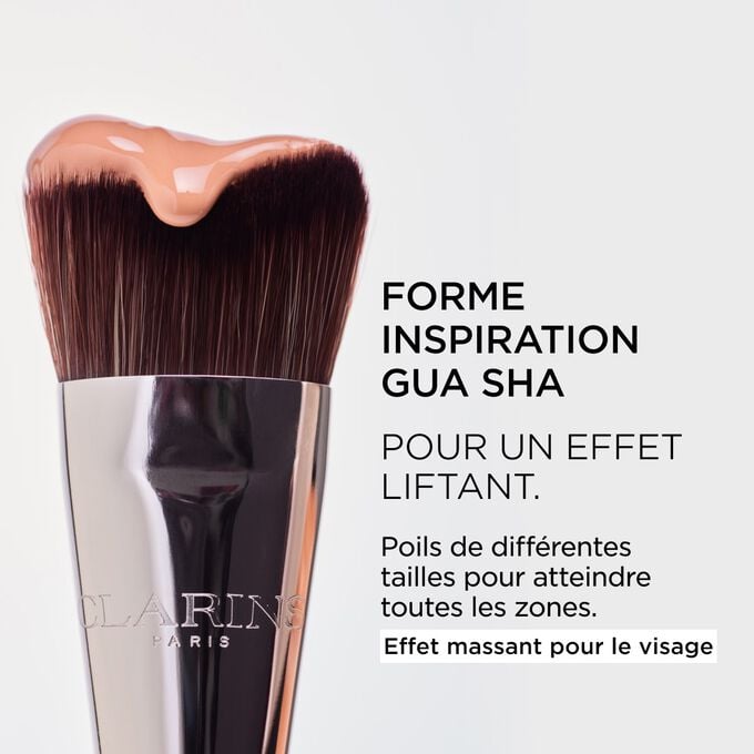 Gros plan sur les pinceaux Fond de teint Double Serum de diff&eacute;rentes tailles pour atteindre toutes les zones et offrir un effet massant pour le visage