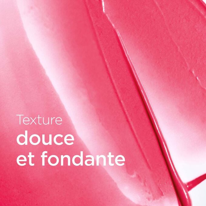 Arri&egrave;re-plan rose cr&eacute;meux textur&eacute; avec texte mettant en valeur la texture douce et fondante de la collection de baumes &agrave; l&egrave;vres Love pour des l&egrave;vres lisses