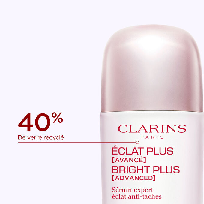 Gros plan sur le flacon du S&eacute;rum Bright Plus Expert, pour illustrer qu&rsquo;il est compos&eacute; &agrave; 40 % de verre recycl&eacute;