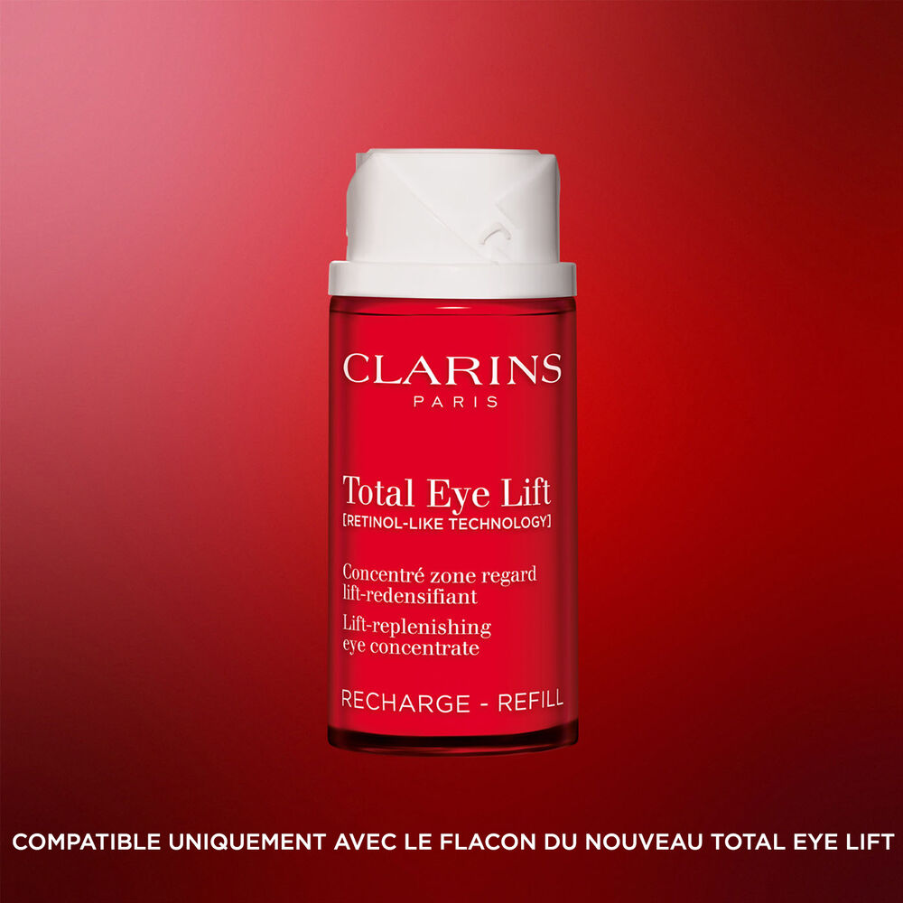 Plan produit de la recharge de la cr&egrave;me yeux Total Eye Lift Clarins sur fond rouge fonc&eacute; pour mettre en avant son design rechargeable durable