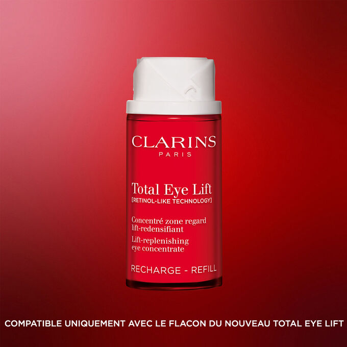 Plan produit de la recharge de la cr&egrave;me yeux Total Eye Lift Clarins sur fond rouge fonc&eacute; pour mettre en avant son design rechargeable durable