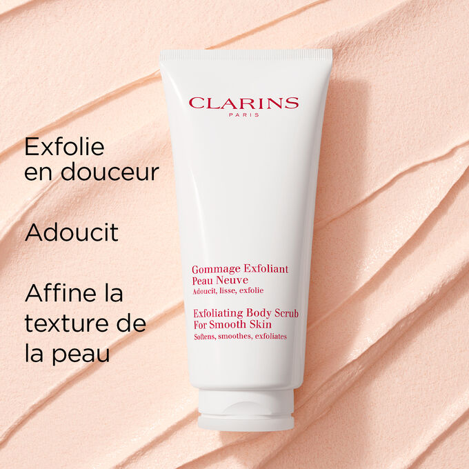 Plan produit du Gommage Exfoliant Peau Neuve de Clarins sur fond texturé, illustrant ses effets exfoliants et adoucissants doux.