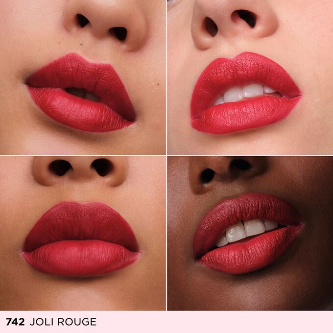 Gros plan des l&egrave;vres d&rsquo;une femme, pr&eacute;sentant les r&eacute;sultats en mati&egrave;re d&rsquo;hydratation et de couleur apr&egrave;s application de Joli Rouge Velvet en teinte 742V