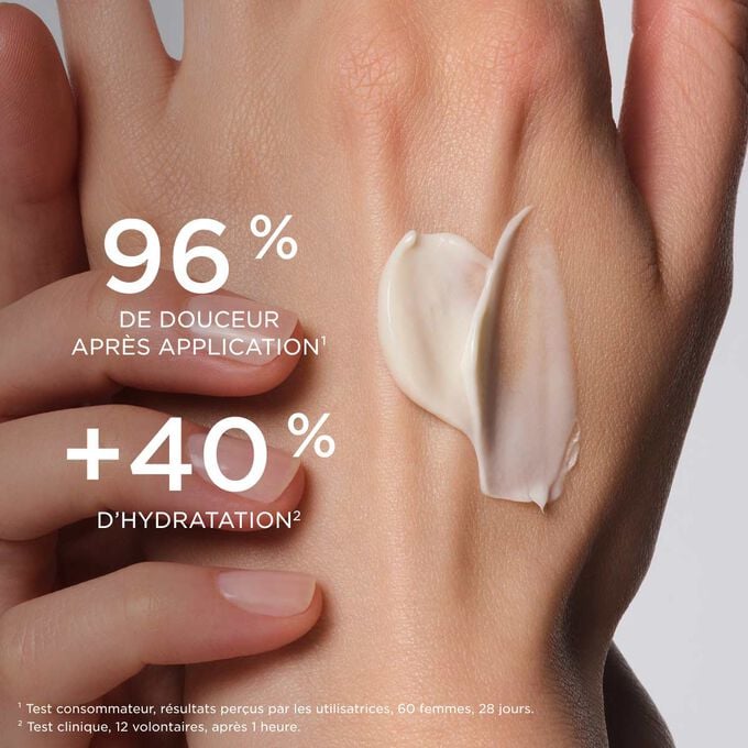 Gros plan sur les mains d&rsquo;une femme appliquant la cr&egrave;me pour les mains de la collection Love pour mettre en valeur la douceur apr&egrave;s l&rsquo;application et les effets hydratants