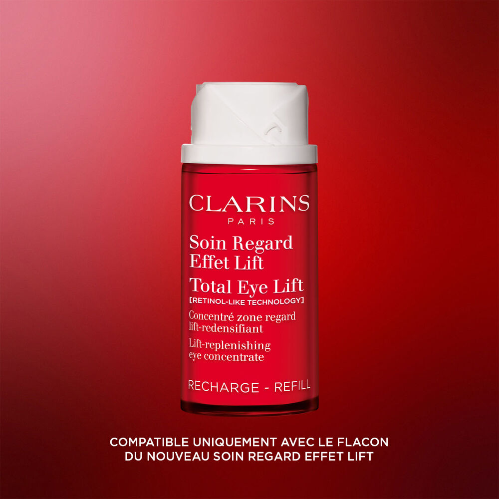 Plan produit de la recharge de la cr&egrave;me yeux Total Eye Lift Clarins sur fond rouge fonc&eacute; pour mettre en avant son design rechargeable durable