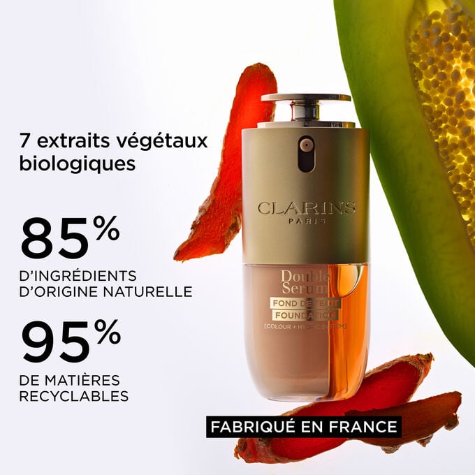Plan produit du Fond de teint Double Serum pr&egrave;s de curcuma et de papa&iuml;ne, mettant en valeur les ingr&eacute;dients naturels et fabriqu&eacute;s en France