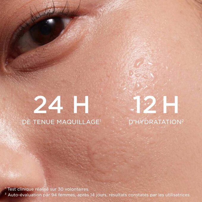 Gros plan sur la joue d&rsquo;une femme appliquant le spray fixateur de maquillage de la collection Love, mettant en avant la tenue 24 H et les effets hydratants 12 H