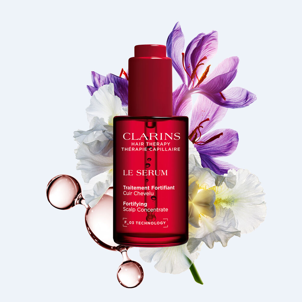 S&eacute;rum cuir chevelu Clarins pour la long&eacute;vit&eacute; et la densit&eacute; des cheveux, enrichi en extraits de safran et de plantes bio pour un cuir chevelu en bonne sant&eacute;.