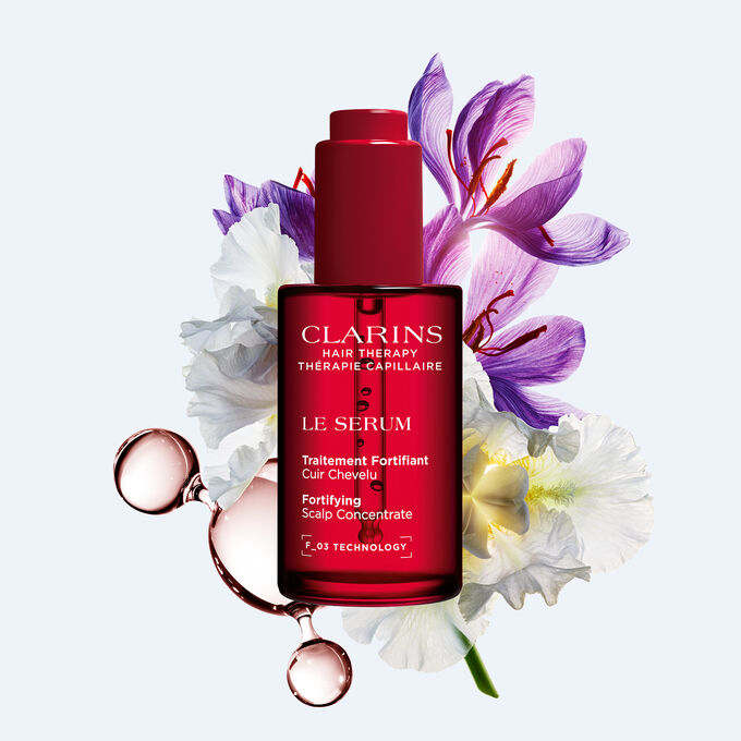 S&eacute;rum cuir chevelu Clarins pour la long&eacute;vit&eacute; et la densit&eacute; des cheveux, enrichi en extraits de safran et de plantes bio pour un cuir chevelu en bonne sant&eacute;.