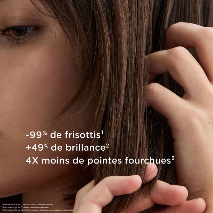 Huile capillaire anti-frisottis pour huit heures de brillance et quatre fois moins de pointes fourchues, m&ecirc;me dans des conditions humides.