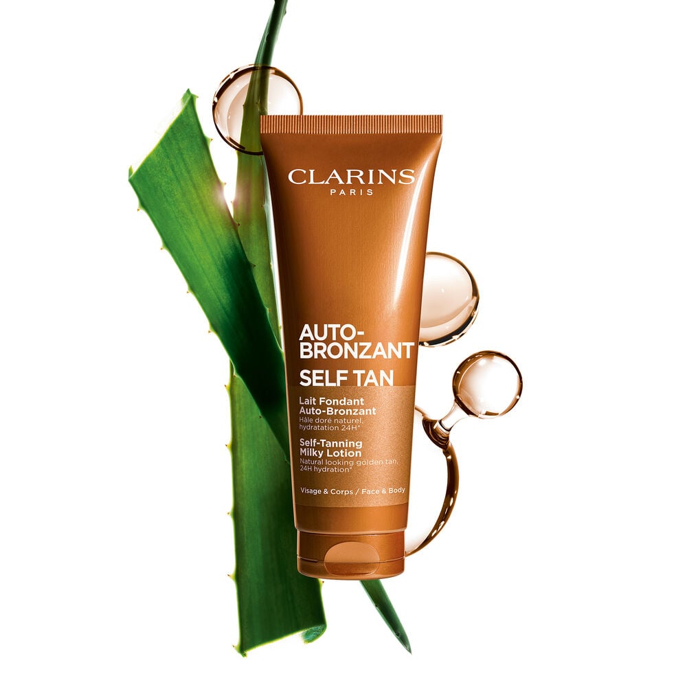 Plan produit du Lait Fondant Auto-Bronzant de Clarins avec aloe vera, DHA et mol&eacute;cules d&rsquo;&eacute;rythrulose illustrant ses deux ingr&eacute;dients cl&eacute;s pour le bronzage.