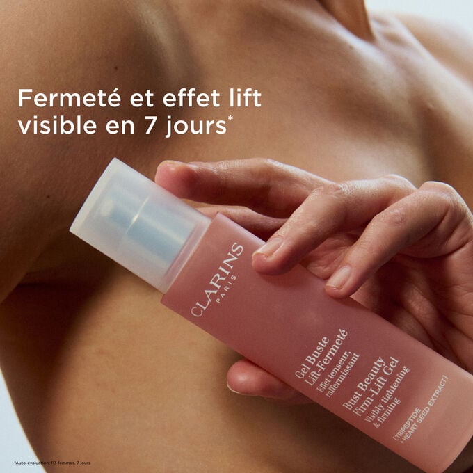Gros plan sur une femme tenant le Gel Buste Lift-Fermet&eacute; Clarins, illustrant un buste visiblement lift&eacute; et plus ferme apr&egrave;s une utilisation r&eacute;guli&egrave;re.