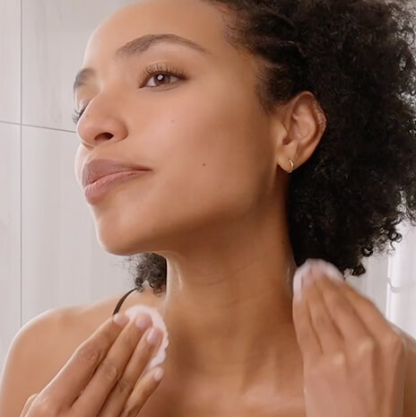 Démaquillage avec  l'Eau Micellaire