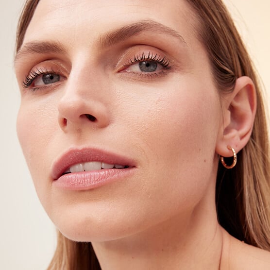 Mannequin portant le Double Serum Light Texture