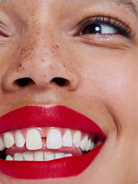 Femme avec un look de maquillage à lèvres rouges parfaites