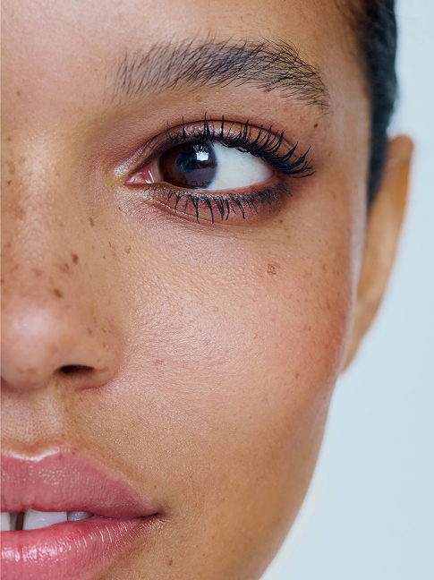 Femme avec de beaux cils