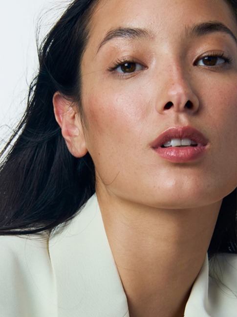 Femme avec un look maquillage peau sublime