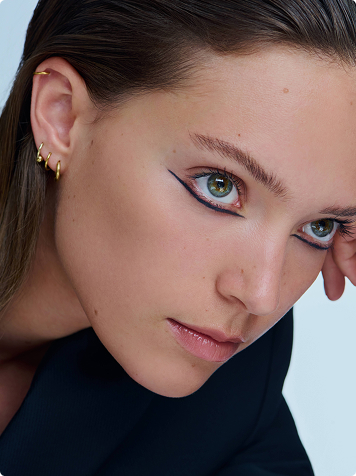 Femme avec un look de maquillage rose
