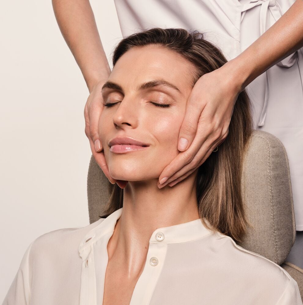 Femme au visage apaisé