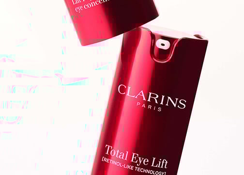 Pourquoi la dernière innovation Clarins révolutionne les contours des yeux ?