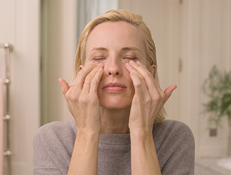 How to apply an eye contour treatment